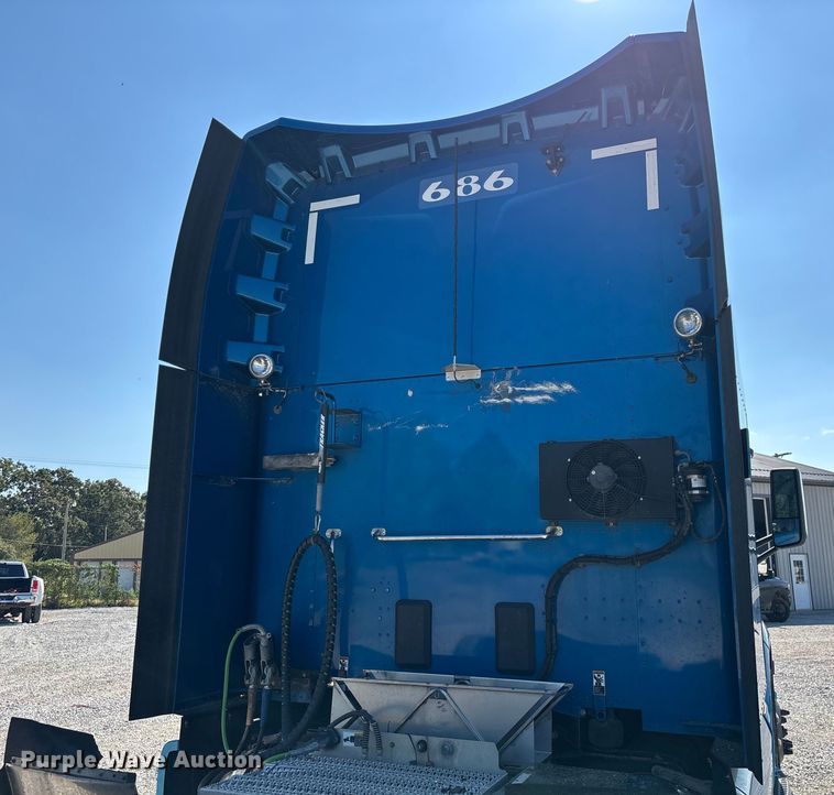 image for item ED2250 2022 Peterbilt 579 semi truck