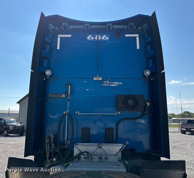 image for item ED2250 2022 Peterbilt 579 semi truck