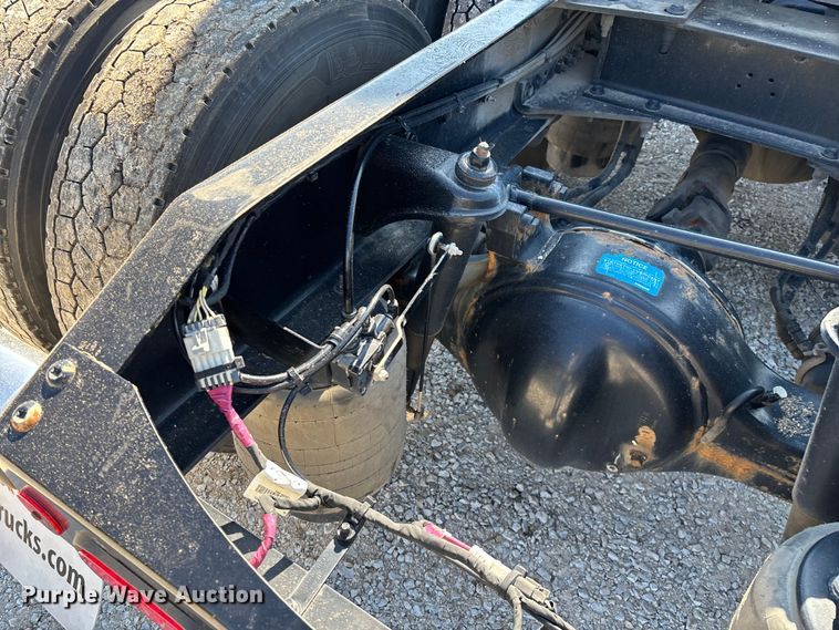 image for item ED2250 2022 Peterbilt 579 semi truck