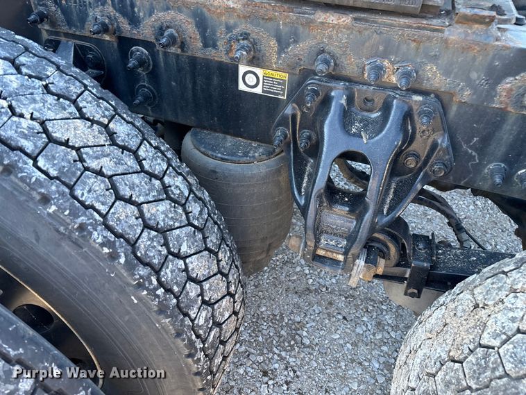 image for item ED2250 2022 Peterbilt 579 semi truck