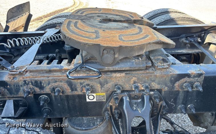 image for item ED2250 2022 Peterbilt 579 semi truck