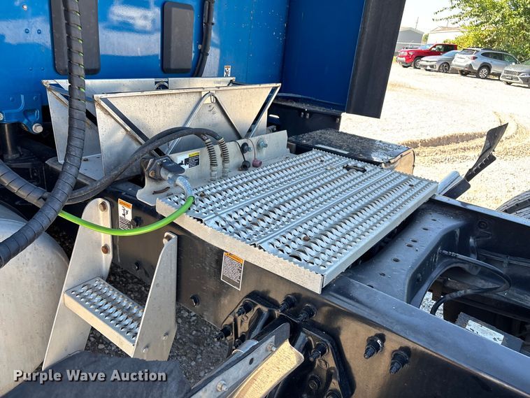 image for item ED2250 2022 Peterbilt 579 semi truck