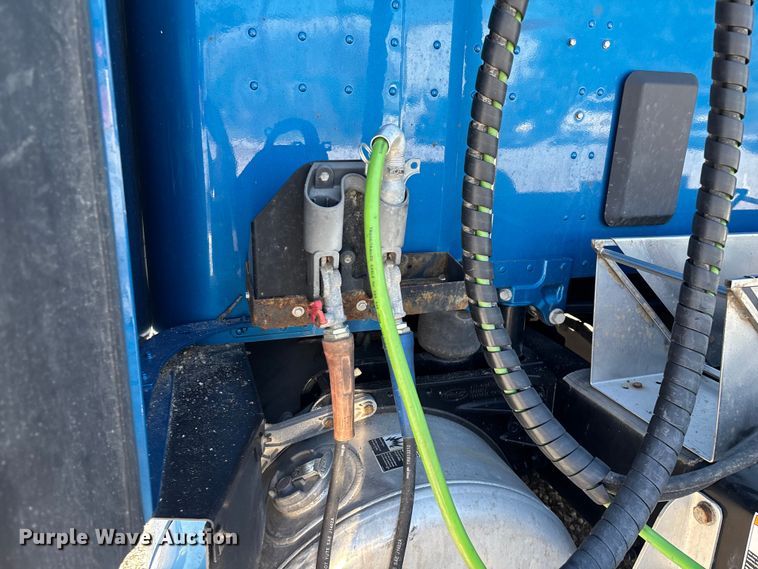 image for item ED2250 2022 Peterbilt 579 semi truck