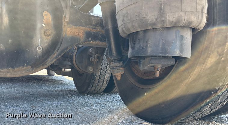 image for item ED2250 2022 Peterbilt 579 semi truck