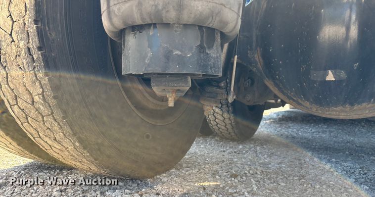 image for item ED2250 2022 Peterbilt 579 semi truck