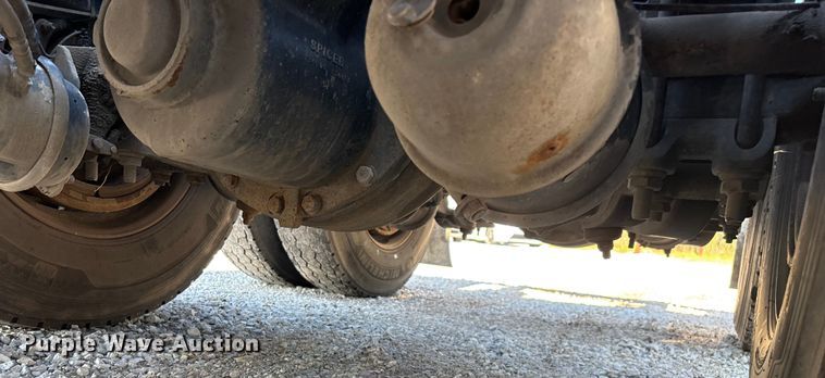 image for item ED2250 2022 Peterbilt 579 semi truck