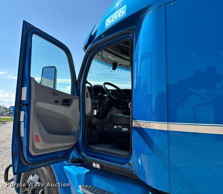 image for item ED2250 2022 Peterbilt 579 semi truck