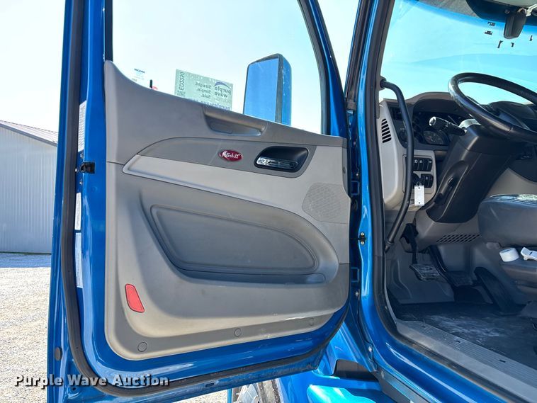 image for item ED2250 2022 Peterbilt 579 semi truck