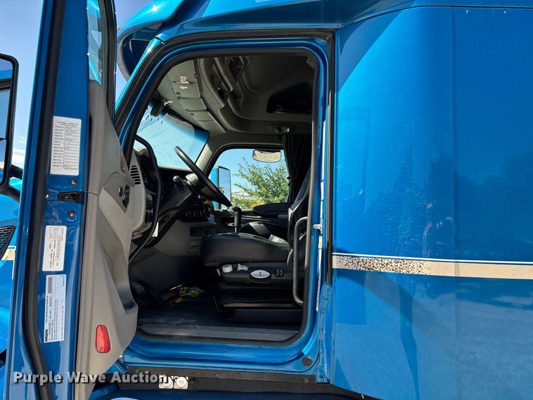image for item ED2250 2022 Peterbilt 579 semi truck