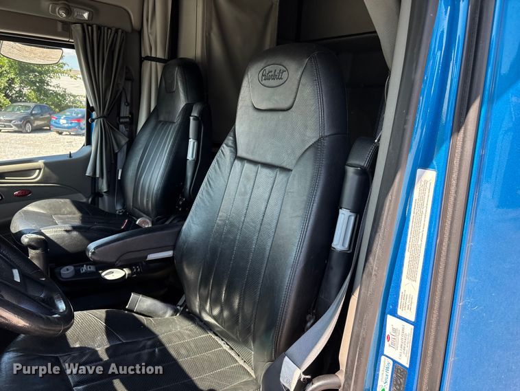 image for item ED2250 2022 Peterbilt 579 semi truck