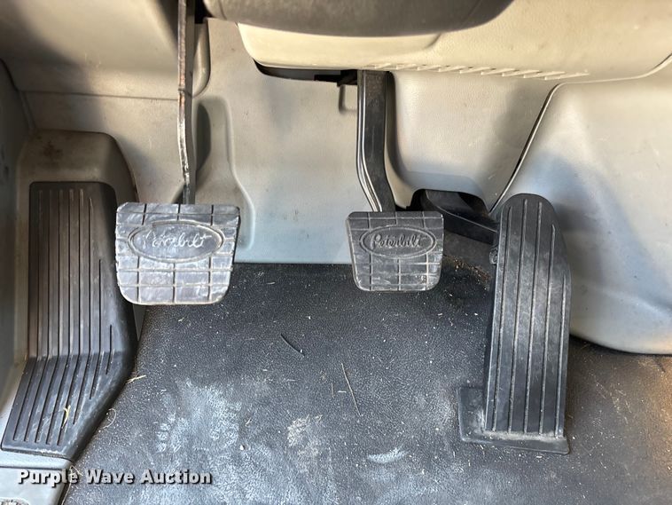 image for item ED2250 2022 Peterbilt 579 semi truck