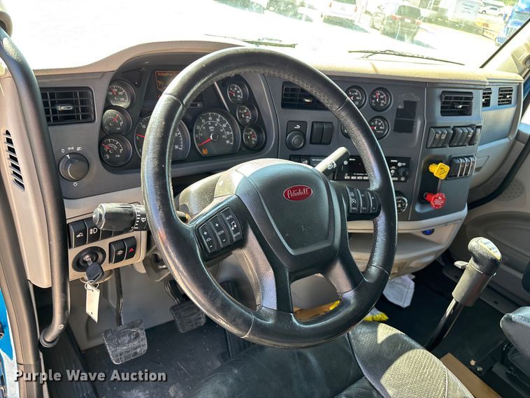 image for item ED2250 2022 Peterbilt 579 semi truck