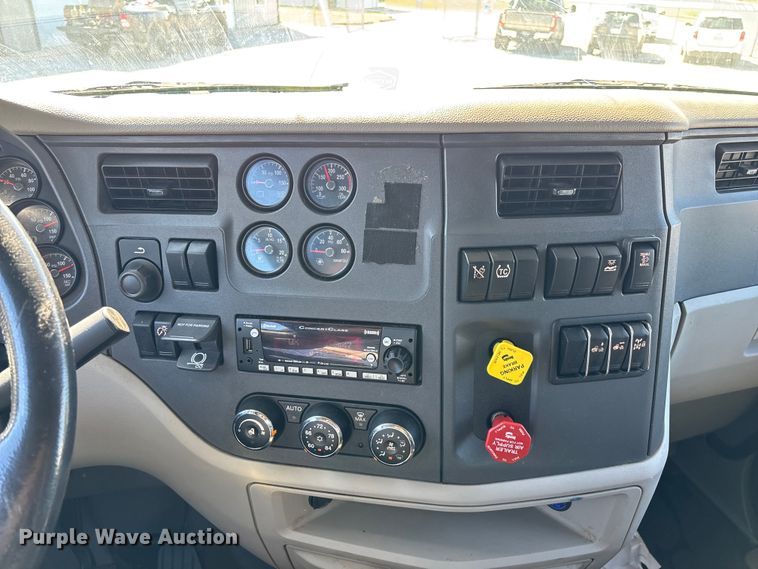 image for item ED2250 2022 Peterbilt 579 semi truck