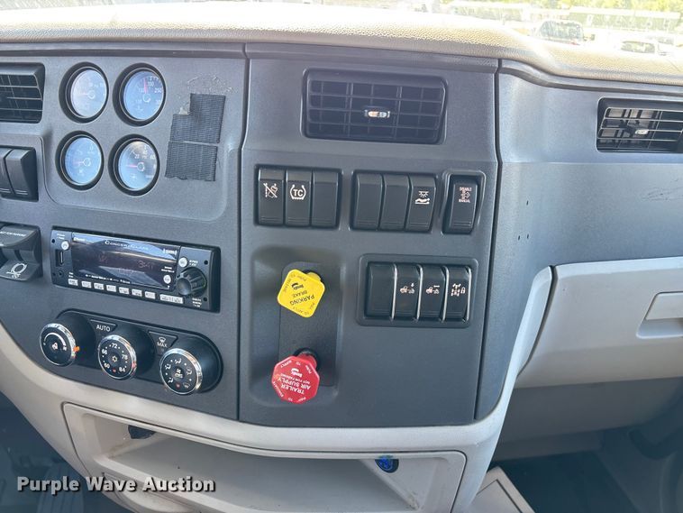 image for item ED2250 2022 Peterbilt 579 semi truck