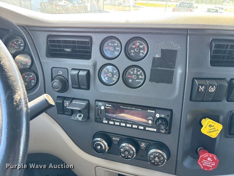 image for item ED2250 2022 Peterbilt 579 semi truck