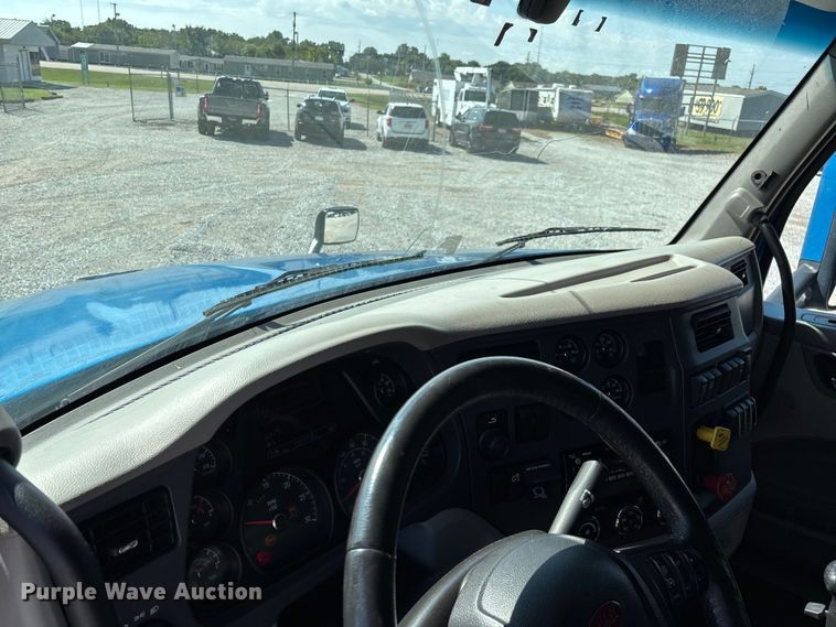 image for item ED2250 2022 Peterbilt 579 semi truck