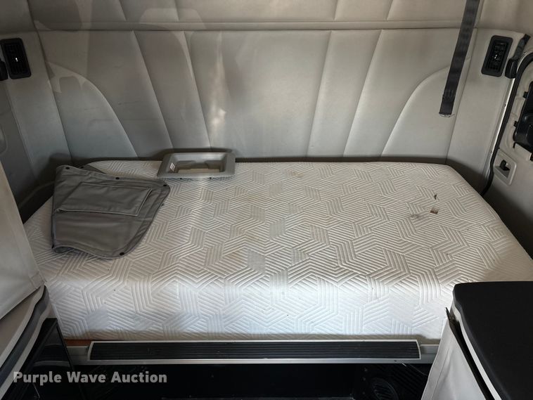 image for item ED2250 2022 Peterbilt 579 semi truck