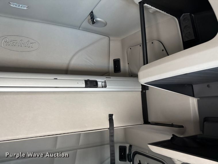 image for item ED2250 2022 Peterbilt 579 semi truck