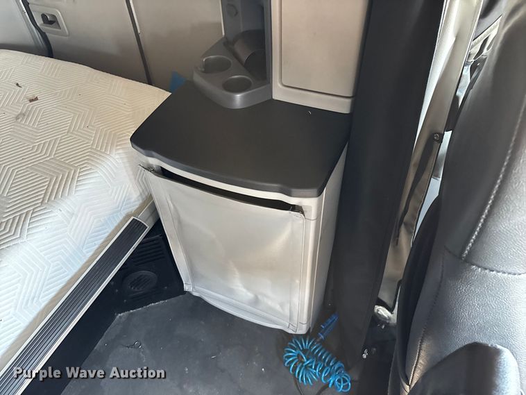 image for item ED2250 2022 Peterbilt 579 semi truck