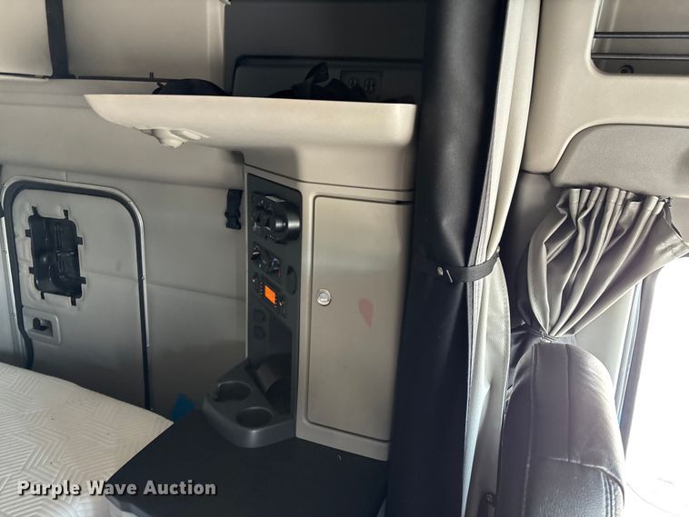 image for item ED2250 2022 Peterbilt 579 semi truck