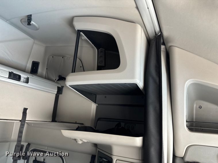 image for item ED2250 2022 Peterbilt 579 semi truck