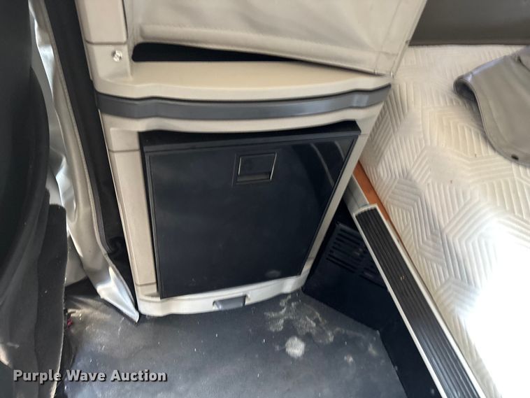 image for item ED2250 2022 Peterbilt 579 semi truck