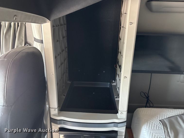 image for item ED2250 2022 Peterbilt 579 semi truck