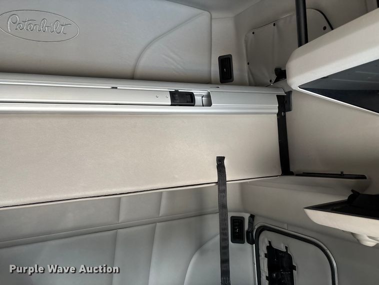 image for item ED2250 2022 Peterbilt 579 semi truck