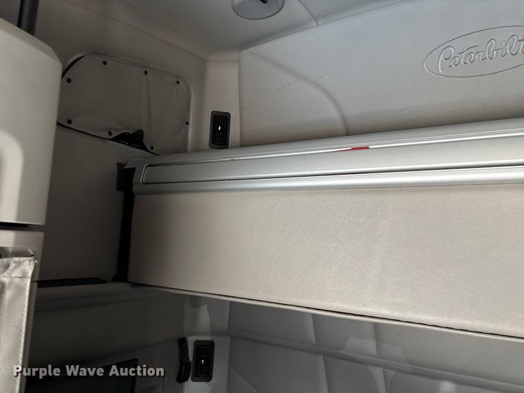 image for item ED2250 2022 Peterbilt 579 semi truck