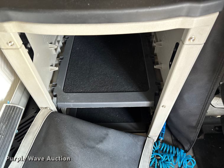 image for item ED2250 2022 Peterbilt 579 semi truck