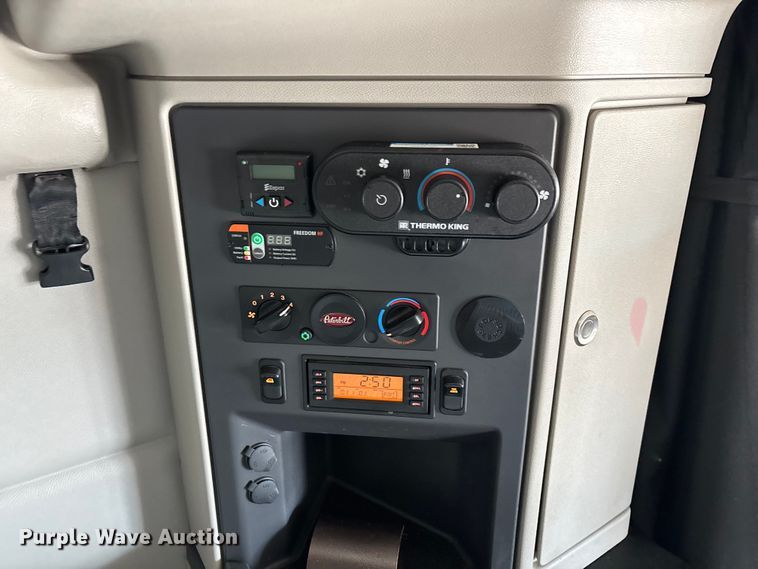 image for item ED2250 2022 Peterbilt 579 semi truck