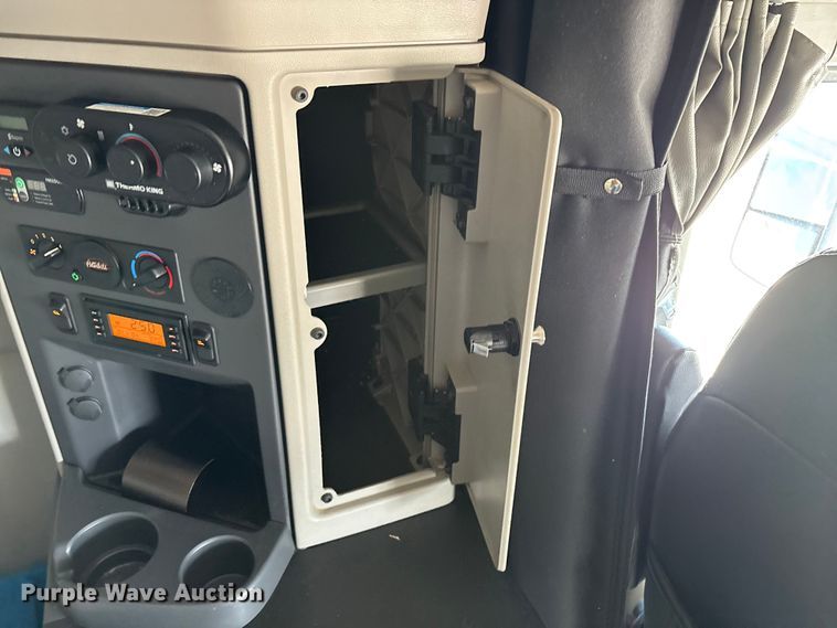 image for item ED2250 2022 Peterbilt 579 semi truck