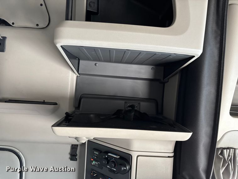 image for item ED2250 2022 Peterbilt 579 semi truck