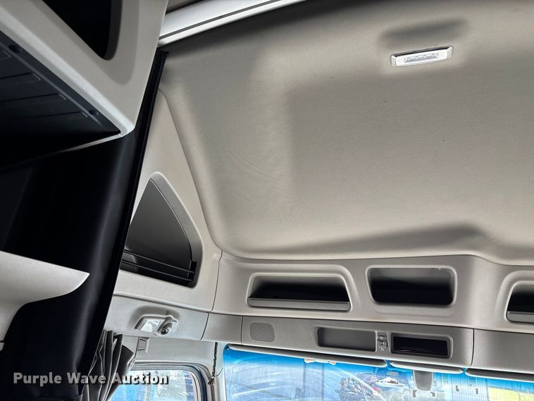 image for item ED2250 2022 Peterbilt 579 semi truck