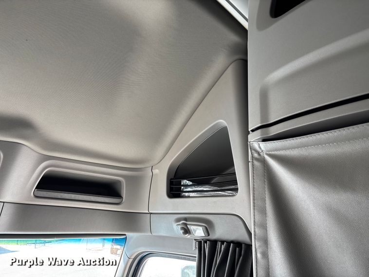 image for item ED2250 2022 Peterbilt 579 semi truck