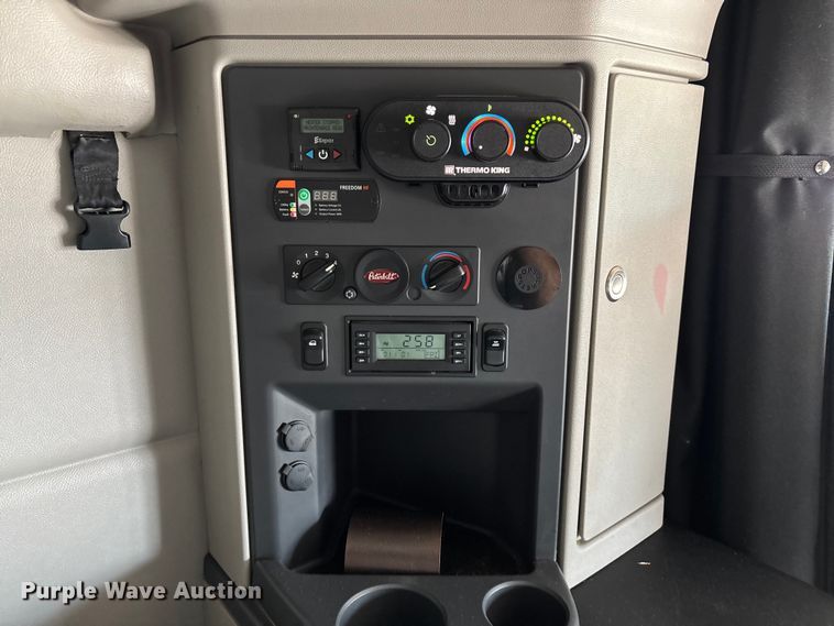 image for item ED2250 2022 Peterbilt 579 semi truck