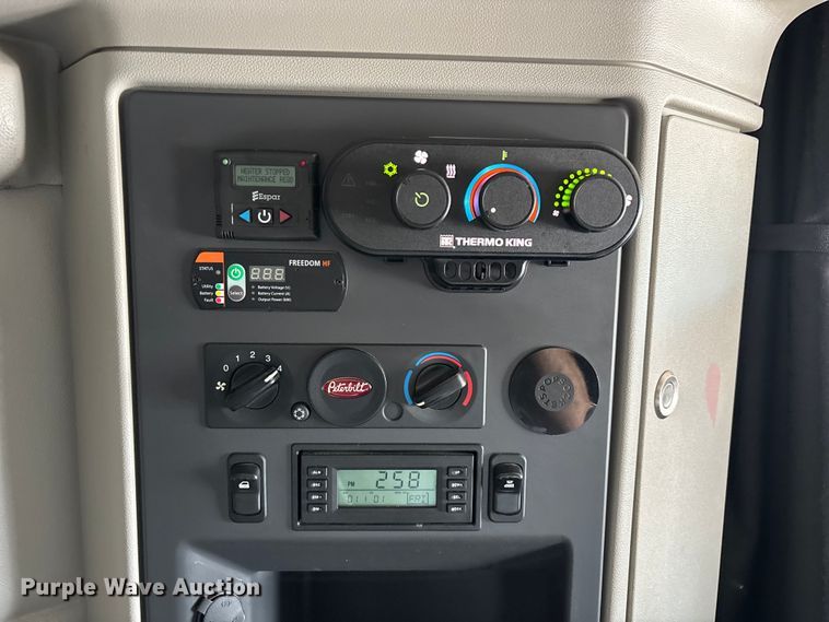 image for item ED2250 2022 Peterbilt 579 semi truck