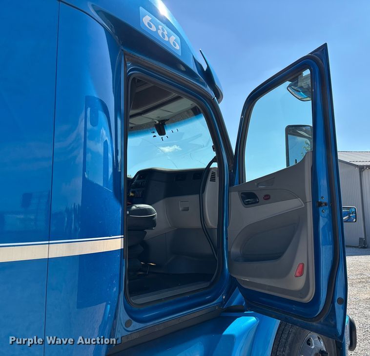 image for item ED2250 2022 Peterbilt 579 semi truck