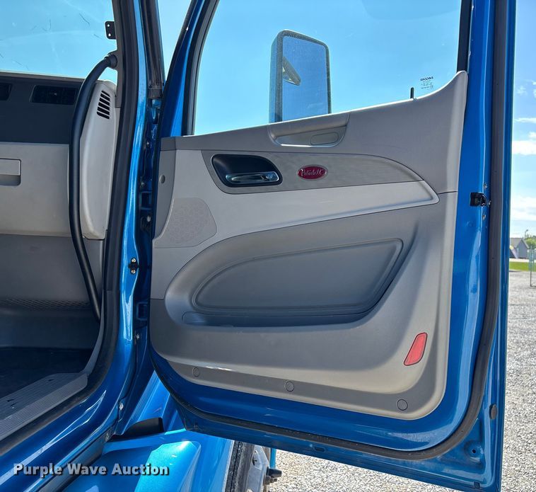 image for item ED2250 2022 Peterbilt 579 semi truck