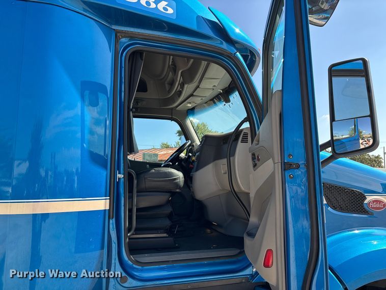 image for item ED2250 2022 Peterbilt 579 semi truck