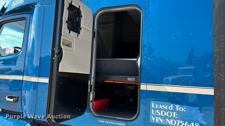 image for item ED2250 2022 Peterbilt 579 semi truck