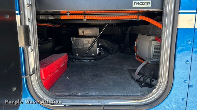 image for item ED2250 2022 Peterbilt 579 semi truck