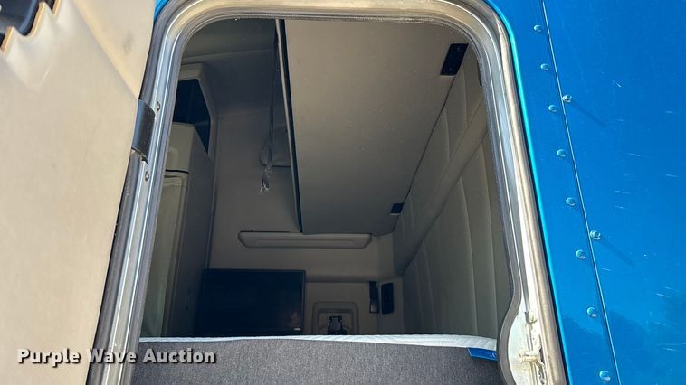 image for item ED2250 2022 Peterbilt 579 semi truck