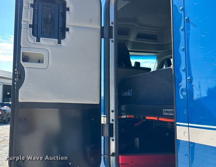 image for item ED2250 2022 Peterbilt 579 semi truck