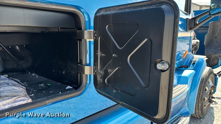 image for item ED2250 2022 Peterbilt 579 semi truck