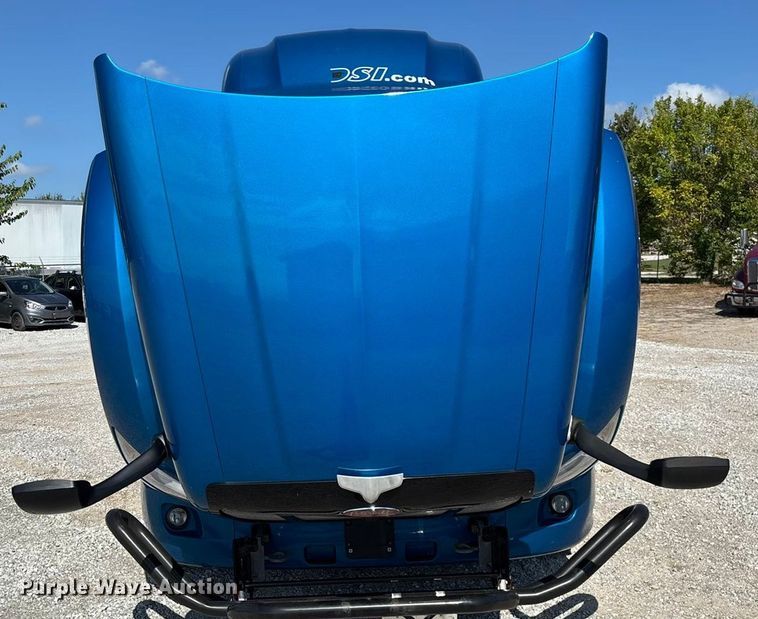 image for item ED2250 2022 Peterbilt 579 semi truck