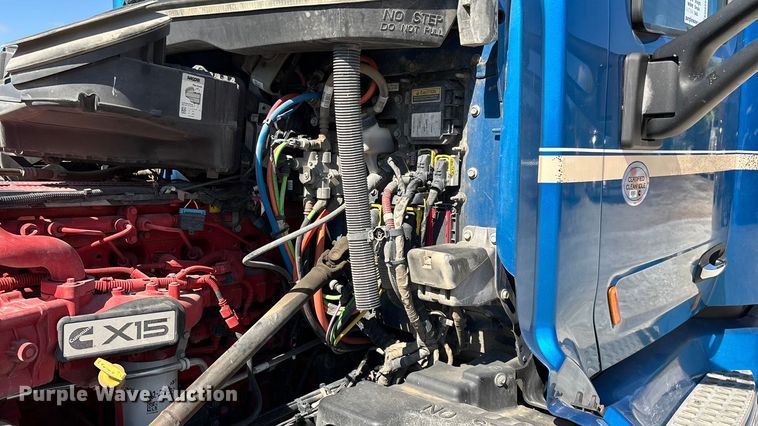 image for item ED2250 2022 Peterbilt 579 semi truck