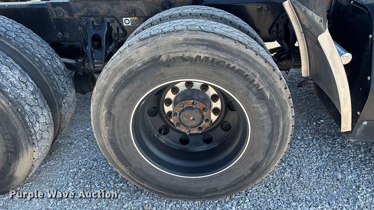 image for item ED2250 2022 Peterbilt 579 semi truck