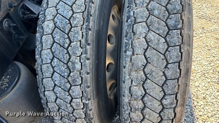 image for item ED2250 2022 Peterbilt 579 semi truck