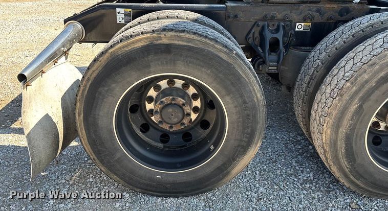 image for item ED2250 2022 Peterbilt 579 semi truck